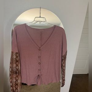 Cute blouse with sleeves no sz fits sz med- xlarge